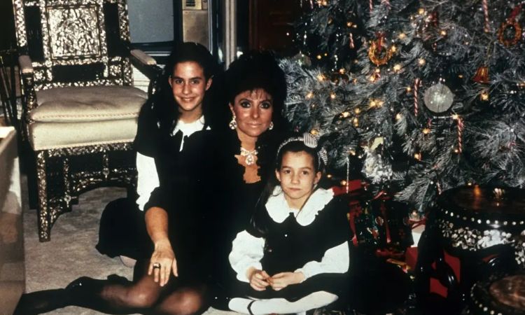 Alessandra Gucci (left) and her little sister, Allegra Gucci with their mother Patrizia Reggiani. 